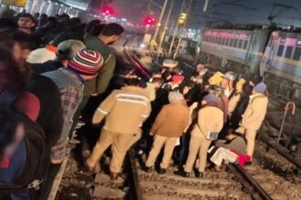 up:-राप्ती-गंगा-एक्सप्रेस-से-गिरा-छात्र,-चेन-पुलिंग-के-बाद-भी-नहीं-रुकी-ट्रेन,-मुरादाबाद-में-साथियों-का-हंगामा