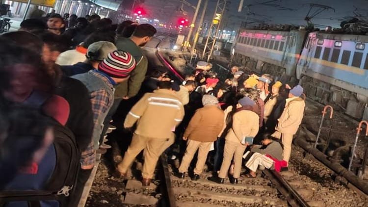 up:-राप्ती-गंगा-एक्सप्रेस-से-गिरा-छात्र,-चेन-पुलिंग-के-बाद-भी-नहीं-रुकी-ट्रेन,-मुरादाबाद-में-साथियों-का-हंगामा