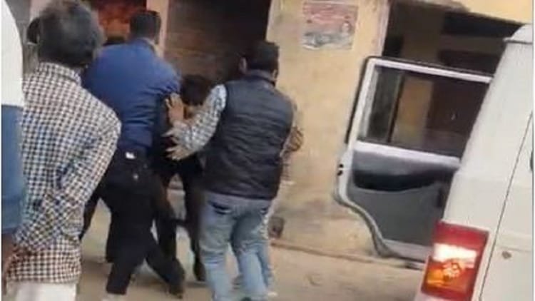 up:-40-हजार-की-रिश्वत-लेने-वाले-जेई-और-लाइनमैन-का-हुआ-ये-हाल,-थाने-में-रात-भर-रोते-रहे…सोए-तक-नहीं