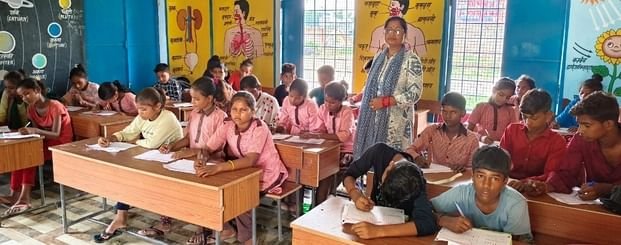 agra:-स्मार्ट-बोर्ड-और-आईसीटी-लैब,-डिजिटल-पढ़ाई-की-नई-शुरुआत…आगरा-के-427-परिषदीय-स्कूल-बनेंगे-स्मार्ट