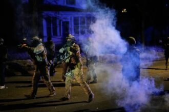 इमिग्रेशन-विवादों-में-घिरा-अमेरिका,-संघीय-अधिकारियों-ने-1-व्यक्ति-को-मारी-गोली;-2-साल-की-बच्ची-को-हिरासत-में-लिया