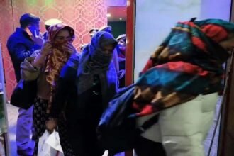 aligarh:-स्पा-सेंटर-की-आड़-में-चल-रहा-था-देह-व्यापार-का-धंधा,-सात-युवतियों-सहित-14-दबोचे,-ये-भी-मिला.!