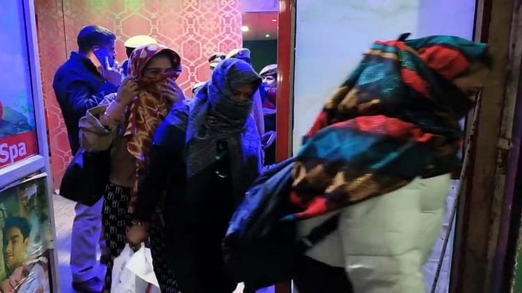 aligarh:-स्पा-सेंटर-की-आड़-में-चल-रहा-था-देह-व्यापार-का-धंधा,-सात-युवतियों-सहित-14-दबोचे,-ये-भी-मिला.!