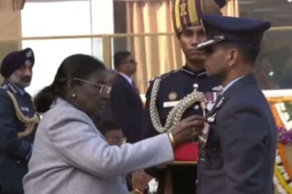 गणतंत्र-दिवस-के-मौके-पर-ग्रुप-कैप्टन-शुभांशु-शुक्ला-को-राष्ट्रपति-ने-अशोक-चक्र-से-सम्मानित-किया,-देखें-video