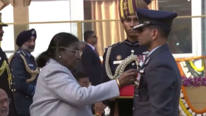 गणतंत्र-दिवस-के-मौके-पर-ग्रुप-कैप्टन-शुभांशु-शुक्ला-को-राष्ट्रपति-ने-अशोक-चक्र-से-सम्मानित-किया,-देखें-video