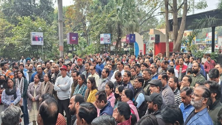 bank-strike:-बरेली-में-बैंक-कर्मचारियों-की-हड़ताल,-नारेबाजी-कर-उठाई-फाइव-डे-वर्किंग-की-मांग
