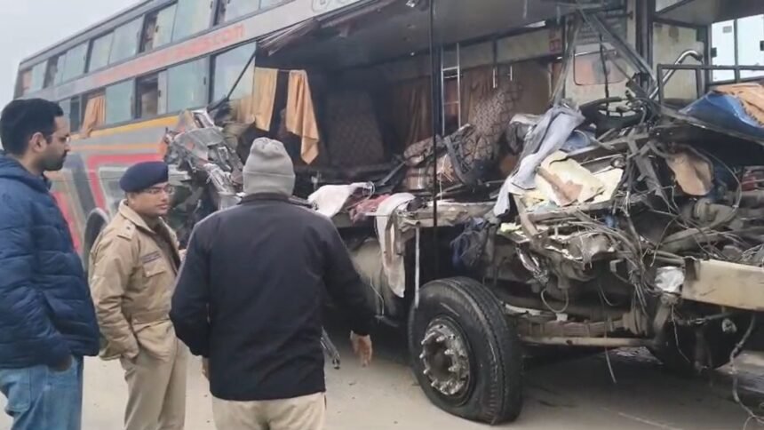 राजस्थान-में-बड़ा-हादसा:-ट्रेलर-में-घुसी-स्लीपर-बस,-4-लोगों-की-दर्दनाक-मौत,-5-घायल