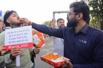 यूजीसी:-भाजपा-कार्यालय-में-ब्राह्मण-परिवार-कार्यकर्ताओं-का-हंगामा,-सुप्रीम-कोर्ट-के-फैसले-पर-बाद-बंटी-मिठाई