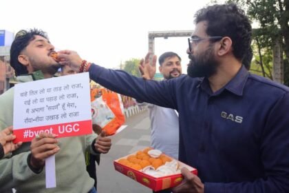 यूजीसी:-भाजपा-कार्यालय-में-ब्राह्मण-परिवार-कार्यकर्ताओं-का-हंगामा,-सुप्रीम-कोर्ट-के-फैसले-पर-बाद-बंटी-मिठाई