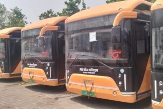 agra:-चार्जिंग-के-लिए-फुटपाथ-पर-नहीं-खड़ी-होंगी-इलेक्ट्रिक-बसें,-नगर-आयुक्त-ने-दिए-ये-आदेश