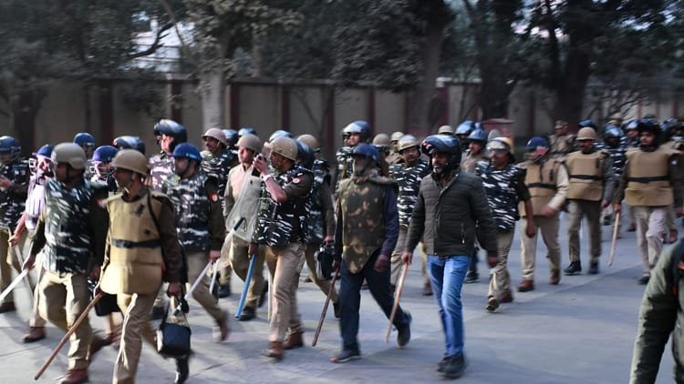 बीएचयू-बवाल:-100-वीडियो,-50-से-ज्यादा-सीसीटीवी-कैमरे-की-फुटेज-खंगाल-रही-पुलिस;-पथराव-में-तीन-छात्र-हुए-थे-घायल