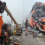 कानपुर-देहात-में-भीषण-सड़क-हादसा!-टक्कर-में-पिचक-गया-यात्रियों-से-भरी-बस-का-आगे-का-हिस्सा,-बुलानी-पड़ी-क्रेन