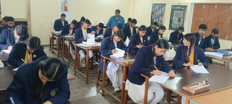 up-board:-3-दिन-पहले-से-होगी-कक्ष-निरीक्षकों-की-रिपोर्टिंग,-परीक्षार्थियों-के-जूते-मोजे-पहनने-पर-हुआ-फैसला