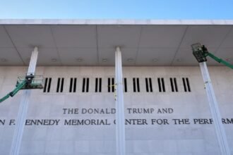 ट्रंप-ने-कलाकारों-से-लिया-बदला!-केनेडी-सेंटर-को-2-साल-के-लिए-बंद-करने-का-किया-ऐलान