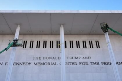 ट्रंप-ने-कलाकारों-से-लिया-बदला!-केनेडी-सेंटर-को-2-साल-के-लिए-बंद-करने-का-किया-ऐलान