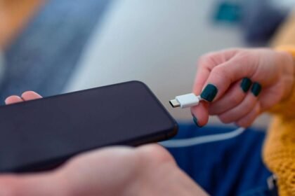 क्या-है-चार्जिंग-का-80-20-नियम?-स्मार्टफोन-की-बैटरी-100%-चार्ज-करना-है-खतरनाक,-जानें-कैसे-सेट-करें-लिमिट