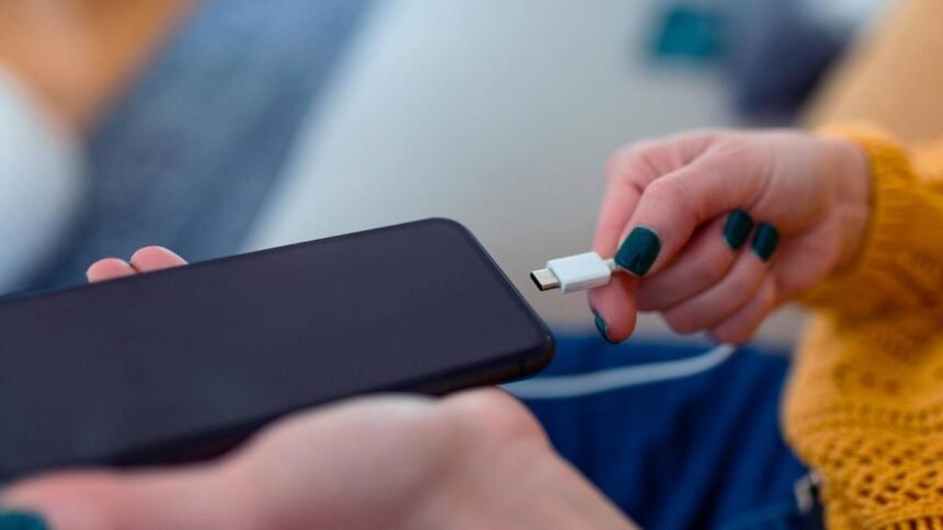 क्या-है-चार्जिंग-का-80-20-नियम?-स्मार्टफोन-की-बैटरी-100%-चार्ज-करना-है-खतरनाक,-जानें-कैसे-सेट-करें-लिमिट