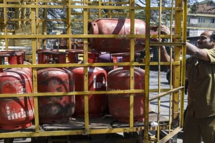 दिल्लीवालों-की-बल्ले-बल्ले,-होली-और-दीपावली-पर-मिलेगा-फ्री-lpg-गैस-सिलेंडर,-कौन-से-कागज-की-जरूरत-होगी?