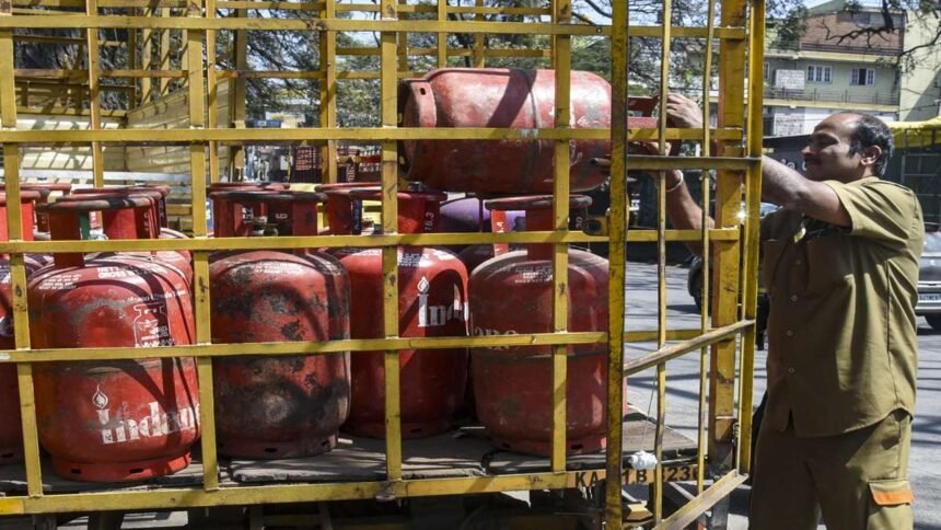 दिल्लीवालों-की-बल्ले-बल्ले,-होली-और-दीपावली-पर-मिलेगा-फ्री-lpg-गैस-सिलेंडर,-कौन-से-कागज-की-जरूरत-होगी?