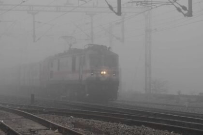 कोहरे-का-कहर-जारी:-राजधानी-गतिमान-एक्सप्रेस-की-रफ्तार-थमी,-ये-15-गाड़ियां-भी-चल-रहीं-लेट