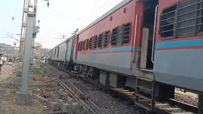 train-accident:-जाजपुर-में-चेन्नई-सेंट्रल-एक्सप्रेस-ट्रेन-हुई-डिरेल,-तीन-कोच-पटरी-से-उतरे,-मचा-हड़कंप