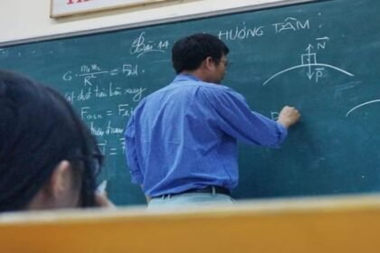 up:-कर्ज-में-डूबा-शिक्षक-हुआ-लापता,-अब-व्हाट्सएप-स्टेटस-पर-लिखा-कुछ-ऐसा;-कर्जदारों-के-उड़े-होश