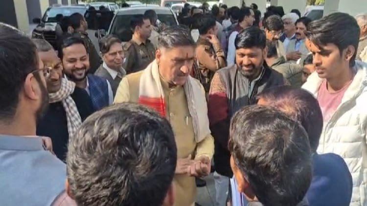 हमारे-रहते-किसका-डर:-जब-सांसद-ने-इंजीनियर-से-कहा,-बयान-सोशल-मीडिया-पर-वायरल,-विरोध-भी-शुरू