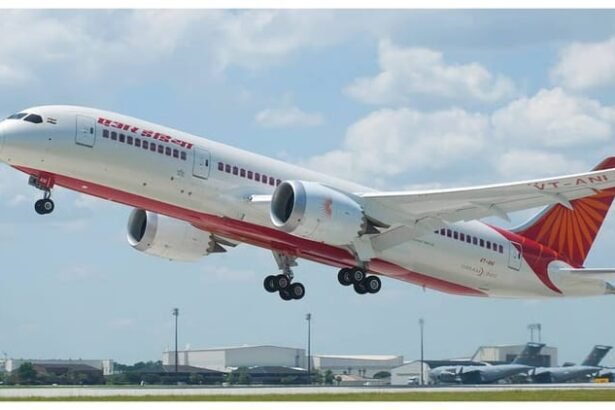 up-news:-दुबई-जा-रहे-विमान-में-गड़बड़ी…-रनवे-से-लौटा,-फ्लाइट-में-सीट-के-नीचे-मिला-1.95-करोड़-का-लावारिस-सोना