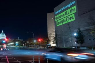 एपस्टीन-फाइल्स-से-दुनिया-की-राजनीति-में-भूचाल,-अमेरिका-से-नॉर्वे-तक-हो-रहे-ताबड़तोड़-इस्तीफे