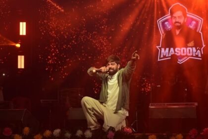 aligarh-exhibition:-मासूम-के-सुरों-की-शरारत-पर-बवाल,-टूटीं-कुर्सियां,-भीड़-काबू-करने-को-पुलिस-ने-लाठी-भांजी