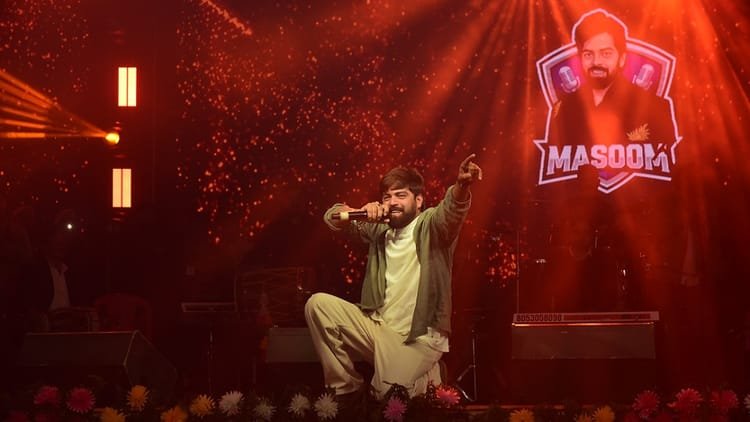 aligarh-exhibition:-मासूम-के-सुरों-की-शरारत-पर-बवाल,-टूटीं-कुर्सियां,-भीड़-काबू-करने-को-पुलिस-ने-लाठी-भांजी