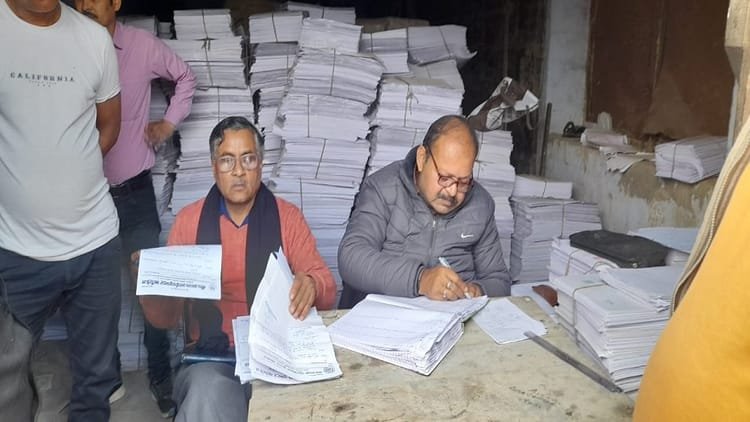 up-board-exam-2026:-नकल-पर-अकल-लगाना-नहीं-आसान,-उत्तर-पुस्तिकाओं-पर-अब-यूनिक-नंबर,-अलग-मुहर-से-होगी-पहचान