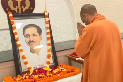 up-news:-पुण्यतिथि-पर-याद-किए-गए-पंडित-दीनदयाल-उपाध्याय,-सीएम-योगी-ने-चित्र-पर-पुष्पार्पित-कर-किया-नमन