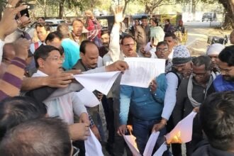 यूपी:-टीईटी-अनिवार्यता-को-लेकर-आंदोलन-की-राह-में-प्रदेश-के-शिक्षक,-बजट-के-बाद-बढ़ी-नाराजगी;-दी-ये-चेतावनी