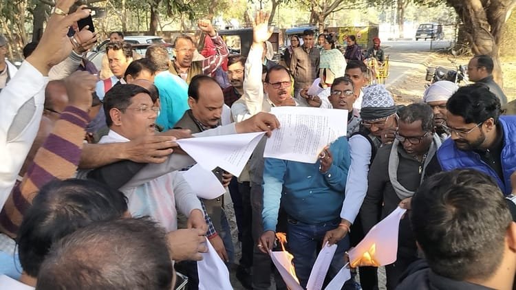 यूपी:-टीईटी-अनिवार्यता-को-लेकर-आंदोलन-की-राह-में-प्रदेश-के-शिक्षक,-बजट-के-बाद-बढ़ी-नाराजगी;-दी-ये-चेतावनी