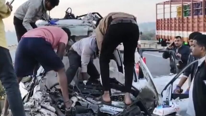 बेंगलुरु-में-भयानक-एक्सीडेंट,-हाईवे-पर-एक-साथ-टकराई-कई-गाड़ियां,-7-की-मौके-पर-मौत