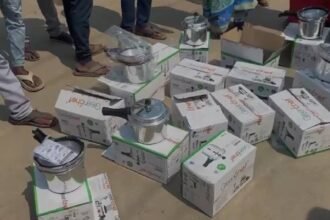 तेलंगाना-निकाय-चुनावः-वोटर्स-को-रिझाने-के-लिए-कांग्रेस-उम्मीदवार-ने-बांटे-कुकर-पैसे,-वोट-नहीं-दिया-तो-मांगा-वापस