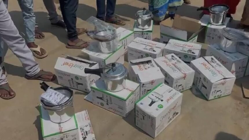 तेलंगाना-निकाय-चुनावः-वोटर्स-को-रिझाने-के-लिए-कांग्रेस-उम्मीदवार-ने-बांटे-कुकर-पैसे,-वोट-नहीं-दिया-तो-मांगा-वापस