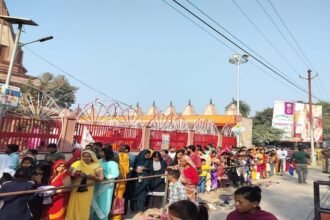 महाशिवरात्रि:-बदायूं-में-हर-हर-महादेव-के-जयकारों-से-गूंजे-शिवालय,-शिवभक्तों-ने-गंगाजल-से-किया-अभिषेक