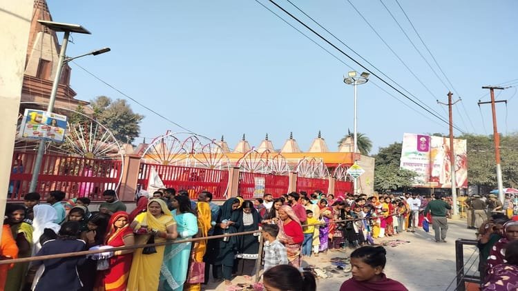 महाशिवरात्रि:-बदायूं-में-हर-हर-महादेव-के-जयकारों-से-गूंजे-शिवालय,-शिवभक्तों-ने-गंगाजल-से-किया-अभिषेक