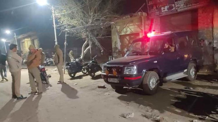 amroha:-कांवड़ियों-के-जत्थे-पर-पथराव,-चार-नामजद-समेत-29-पर-प्राथमिकी,-कोतवाली-में-हंगामे-के-बाद-तीन-गिरफ्तार