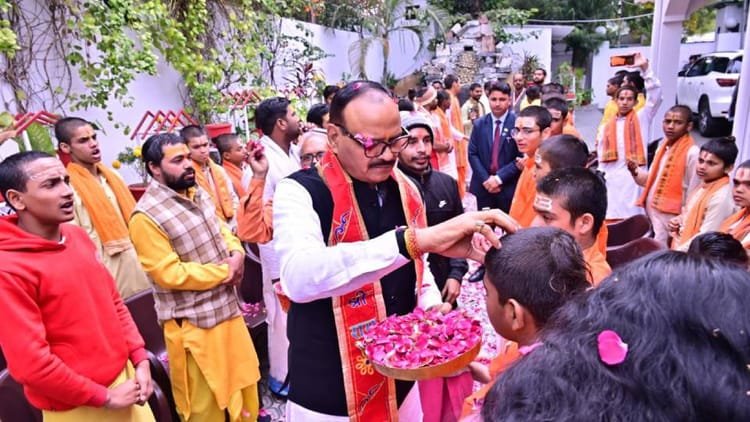 up-politics:-डिप्टी-सीएम-ब्रजेश-पाठक-ने-100-बटुकों-को-किया-सम्मानित,-बोले-चोटी-खींचने-वालों-को-लगेगा-पाप