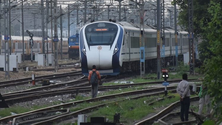 railway:-होली-पर-मुरादाबाद-होकर-गुजरेंगी-तीन-स्पेशल-ट्रेनें,-दो-के-फेरे-बढ़ाए,-लखनऊ-वाराणसी-जाने-वालों-को-राहत