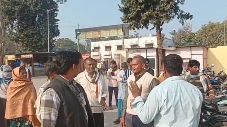 up-news:-10वीं-की-परीक्षा-देने-जा-रहे-छात्रों-की-बाइक-को-रोडवेज-ने-मारी-टक्कर,-ममेरे-भाइयों-की-मौत;-तीसरा-घायल