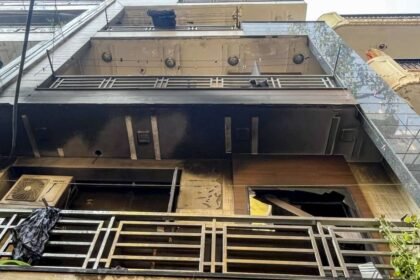 दिल्ली:-घर-में-आग-लगने-के-बाद-सिलेंडर-में-हुआ-धमाका,-दमकलकर्मी-और-पुलिसकर्मी-सहित-13-लोग-घायल