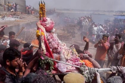 masan-ki-holi:-काशी-विद्वत-परिषद-ने-मसाने-की-होली-का-किया-विरोध,-कहा-श्मशान-में-त्योहारों-की-कोई-जगह-नहीं