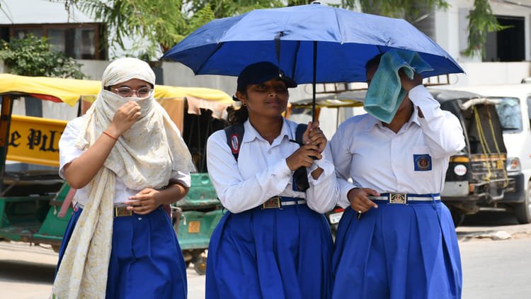 यूपी:-फरवरी-में-ही-तपने-लगा-प्रदेश,-आगरा-प्रयागराज-सहित-इन-जिलों-में-पारा-तीस-के-ऊपर,-पूर्वानुमान-हुए-जारी