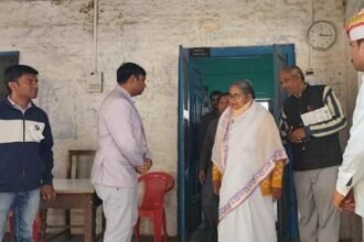 up:-मुरादाबाद-में-परीक्षा-केंद्रों-पर-शिक्षामंत्री-का-छापा,-तीन-जगहों-की-व्यवस्थाएं-देखी,-छात्रों-से-की-बात