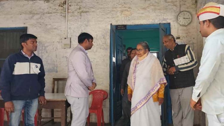 up:-मुरादाबाद-में-परीक्षा-केंद्रों-पर-शिक्षामंत्री-का-छापा,-तीन-जगहों-की-व्यवस्थाएं-देखी,-छात्रों-से-की-बात