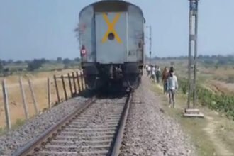 chitrakoot:-चलती-ट्रेन-से-मोबाइल-छीनने-के-बाद-कूदा-बदमाश,-छात्रा-भी-कूदी,-घायल